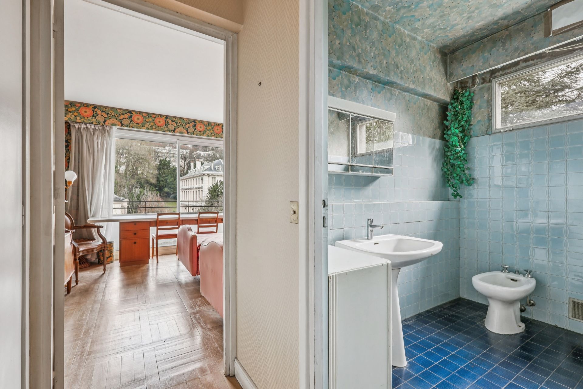 luxury apartment 5 Rooms for sale on VILLE D AVRAY (92410)