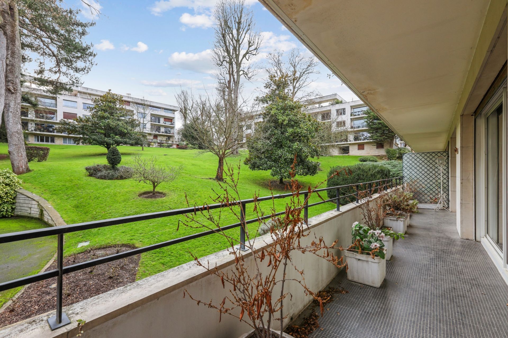 luxury apartment 5 Rooms for sale on VILLE D AVRAY (92410)