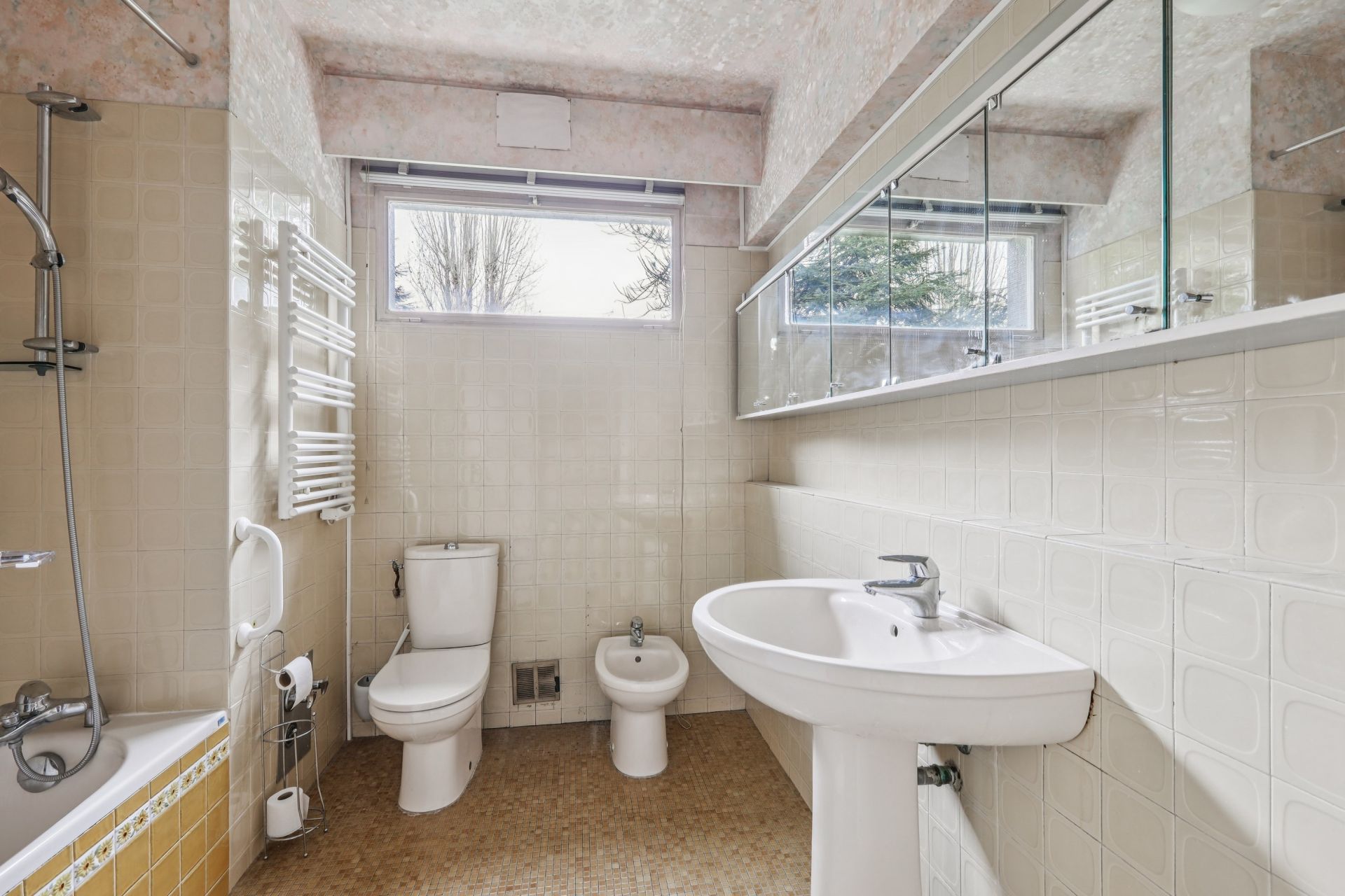luxury apartment 5 Rooms for sale on VILLE D AVRAY (92410)