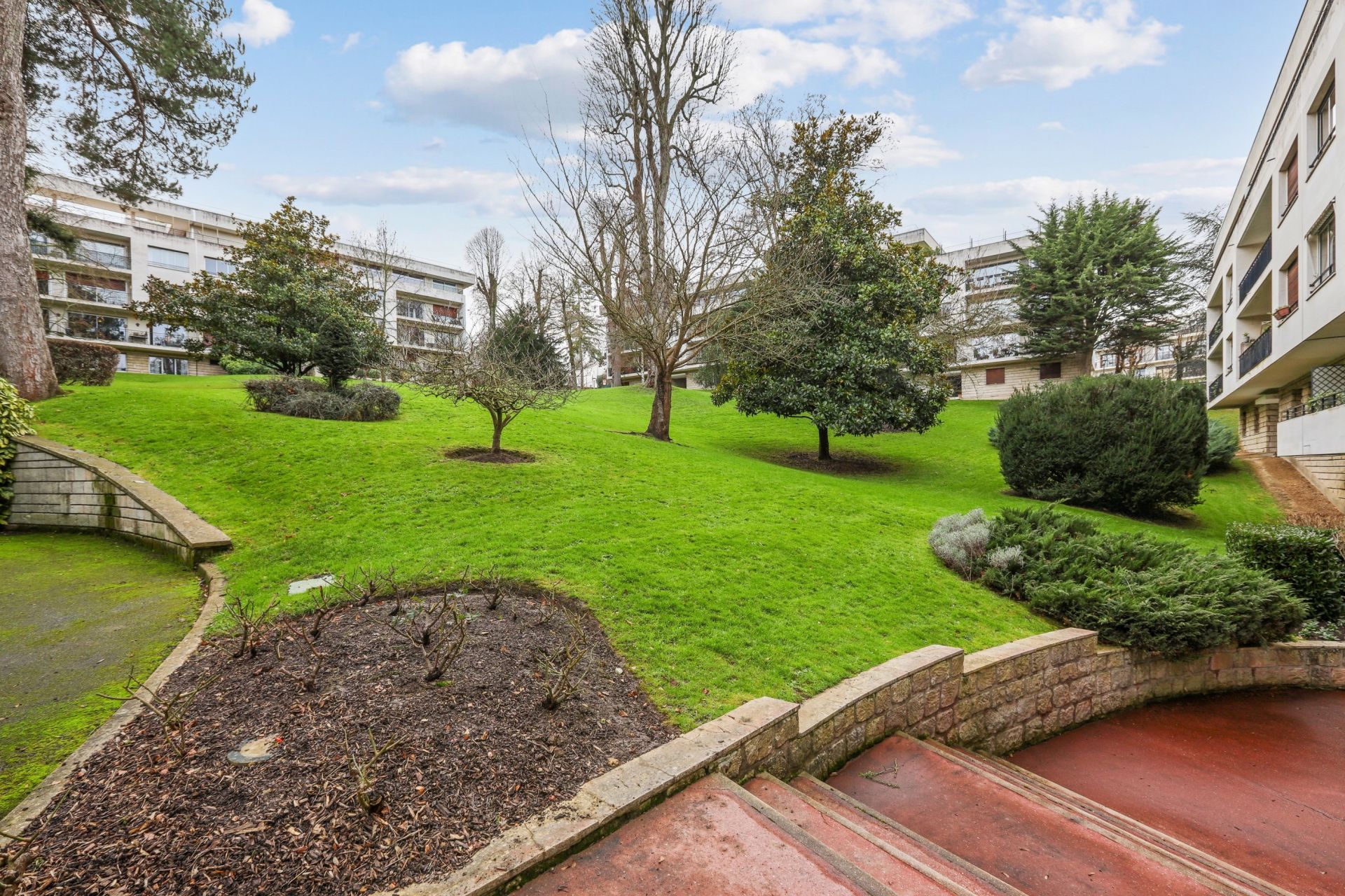 luxury apartment 5 Rooms for sale on VILLE D AVRAY (92410)