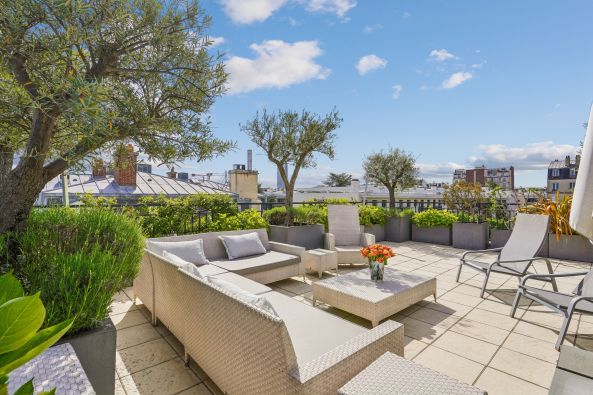 Sale Penthouse Neuilly-sur-Seine 6&nbsp;Rooms 164&nbsp;m²