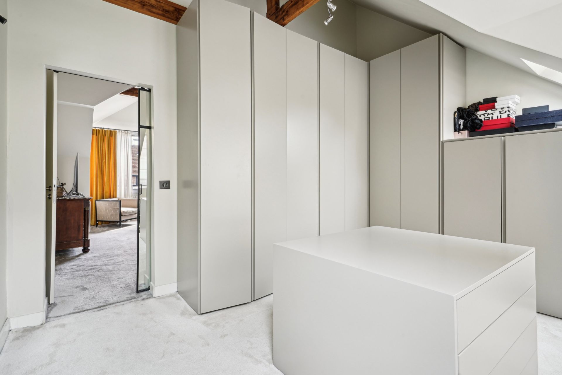 luxury house 6 Rooms for sale on NEUILLY SUR SEINE (92200)