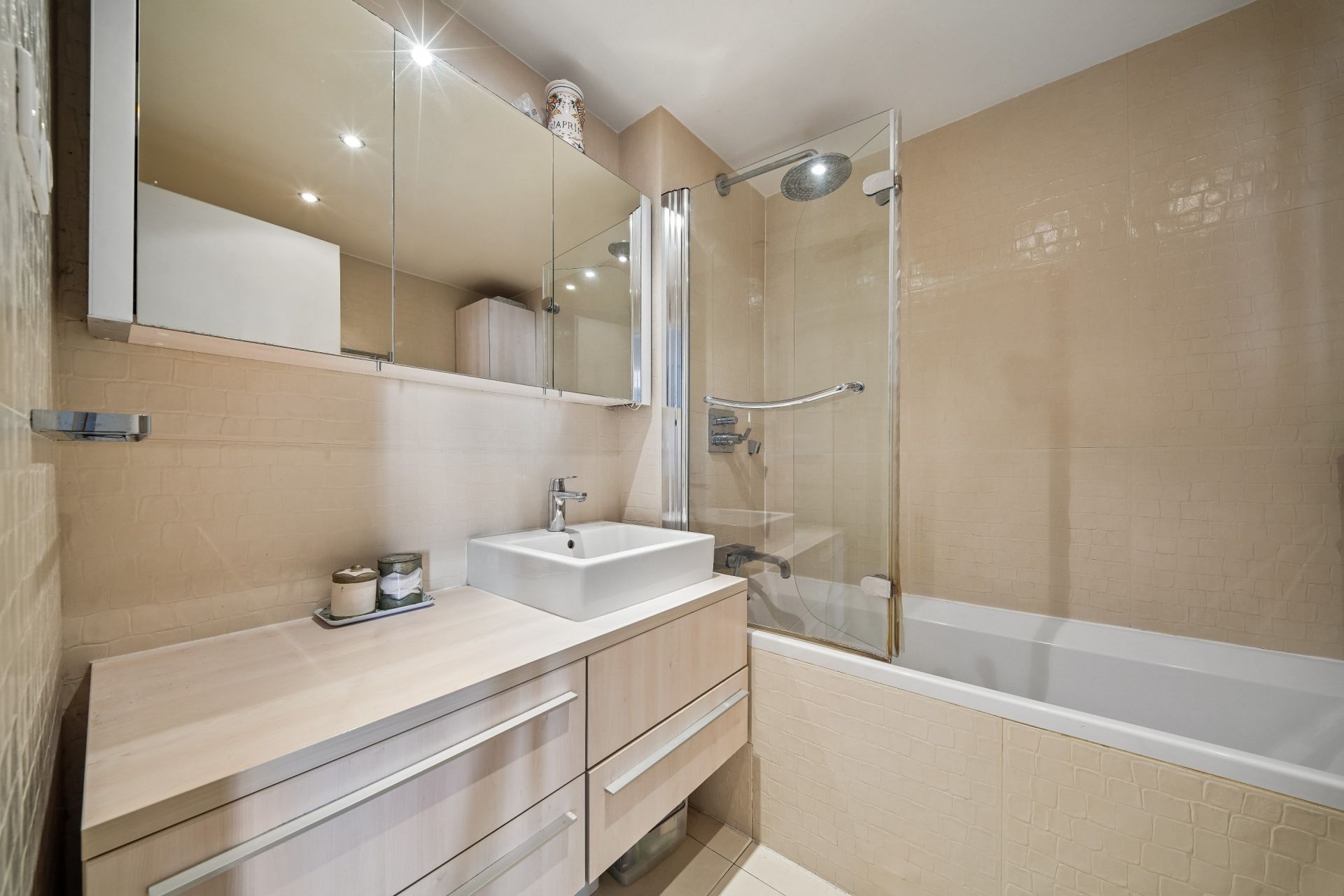 luxury apartment 5 Rooms for sale on NEUILLY SUR SEINE (92200)