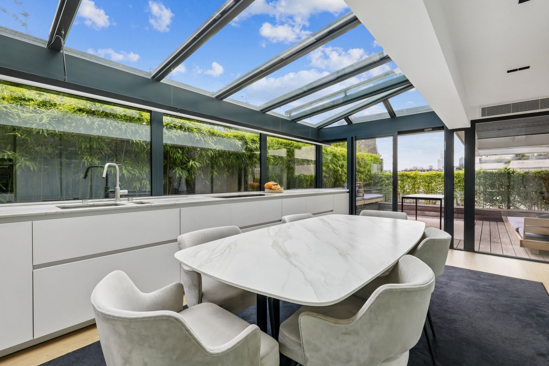 luxury apartment 5 Rooms for sale on NEUILLY SUR SEINE (92200)