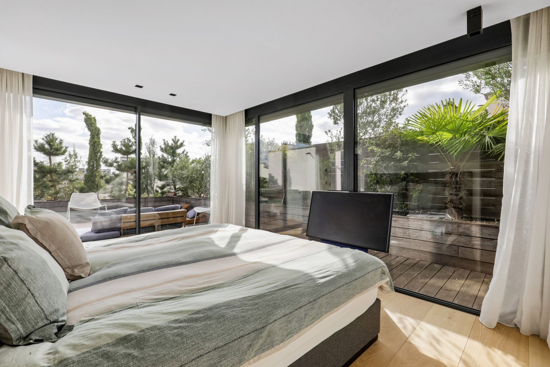 luxury apartment 5 Rooms for sale on NEUILLY SUR SEINE (92200)