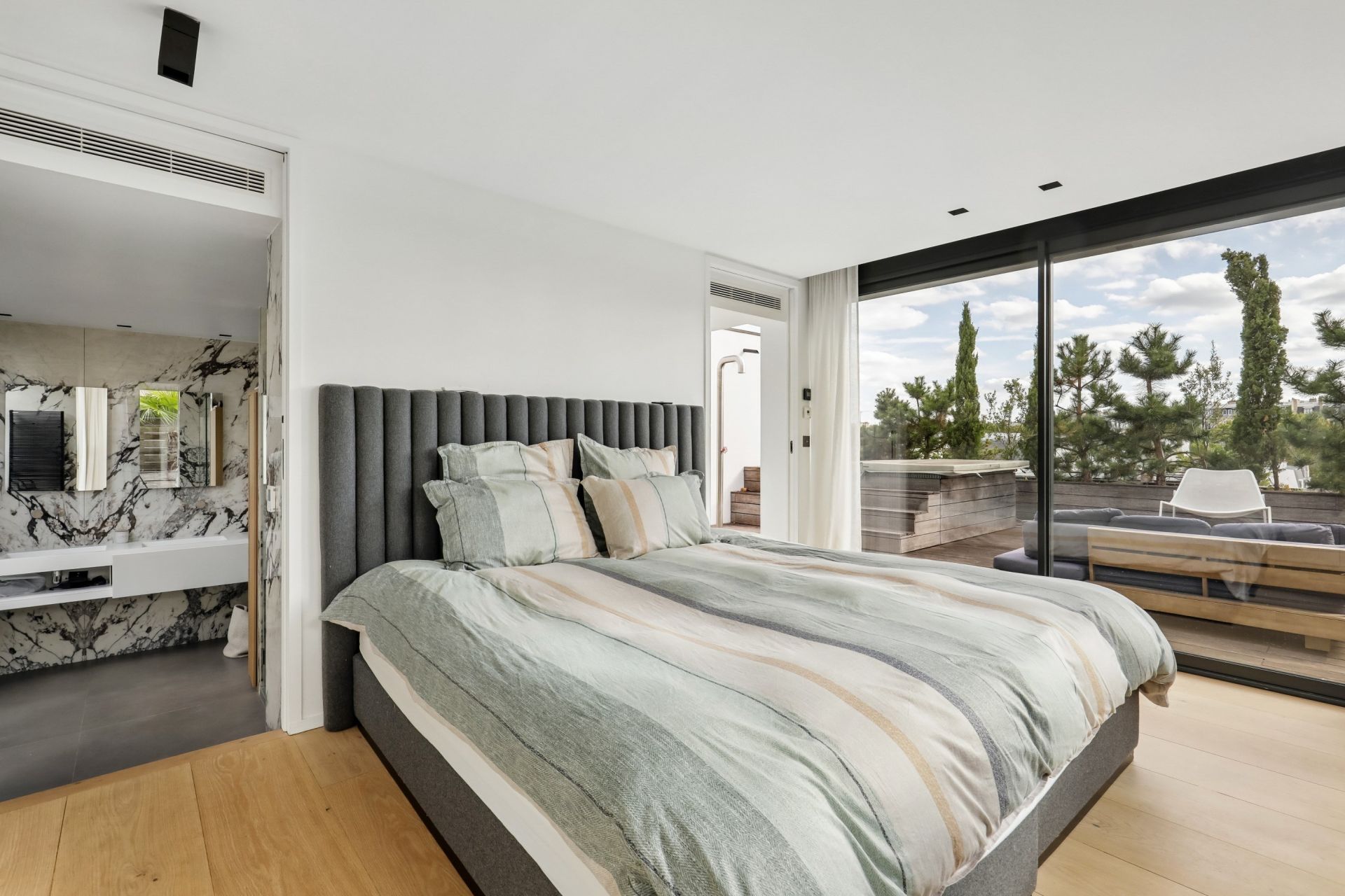 luxury apartment 5 Rooms for sale on NEUILLY SUR SEINE (92200)