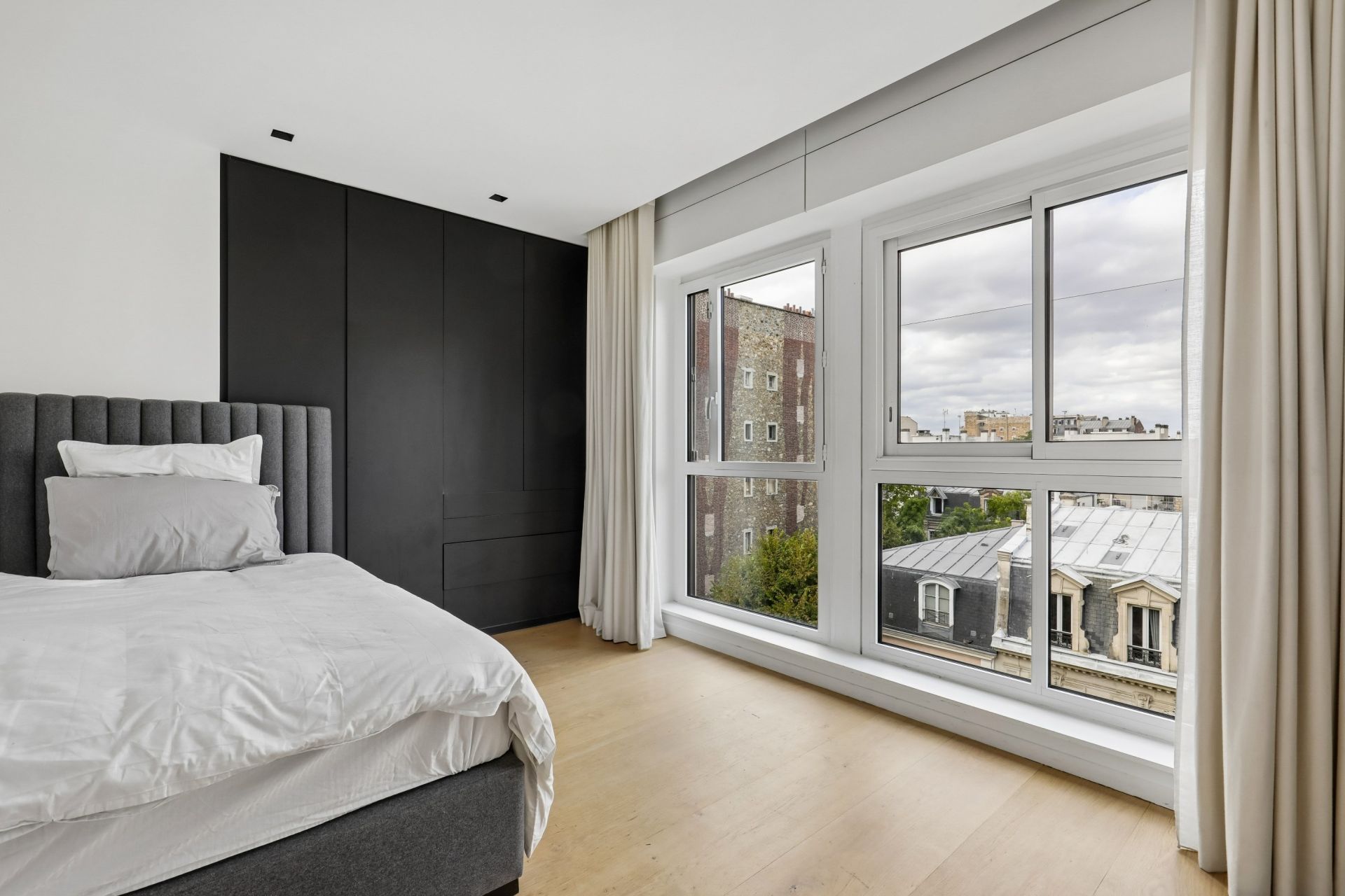 luxury apartment 5 Rooms for sale on NEUILLY SUR SEINE (92200)