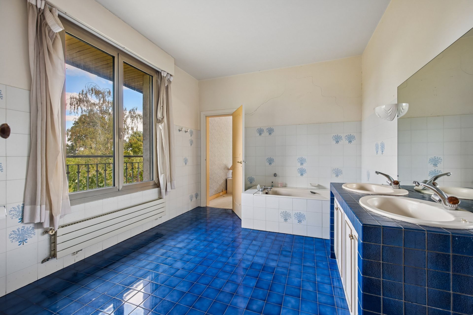 luxury property 15 Rooms for sale on RUEIL MALMAISON (92500)
