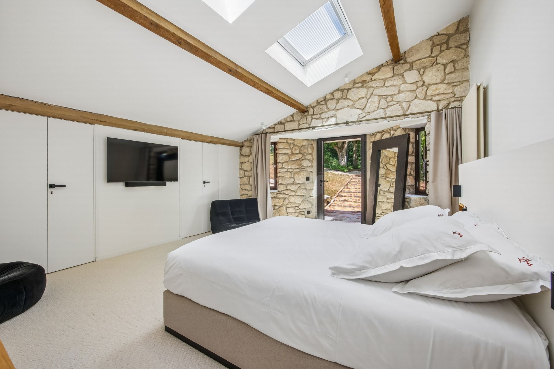 luxury house 16 Rooms for sale on MILON LA CHAPELLE (78470)