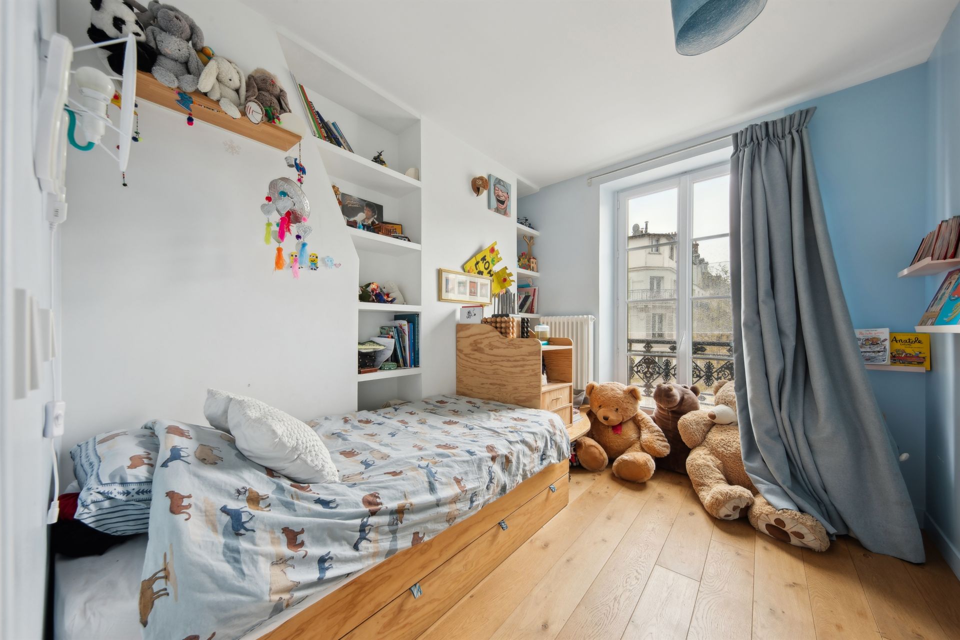 luxury apartment 5 Rooms for sale on PARIS (75017)