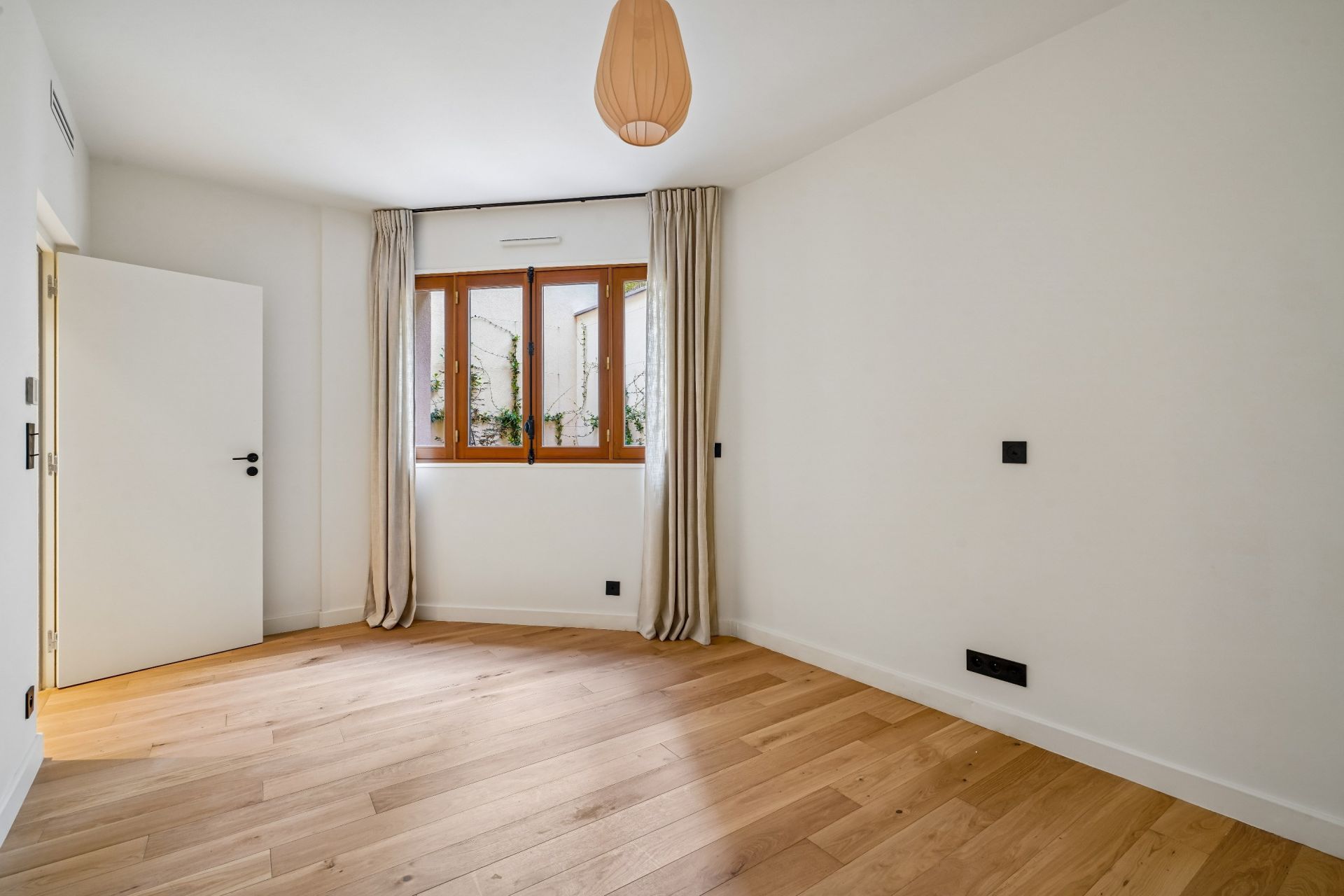 luxury house 6 Rooms for sale on PARIS (75015)
