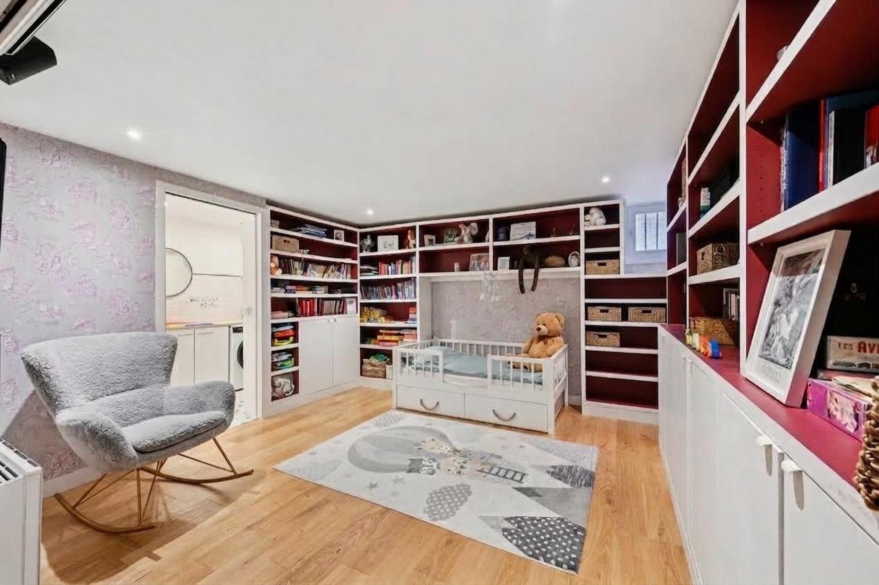 luxury house 5 Rooms for sale on PARIS (75017)