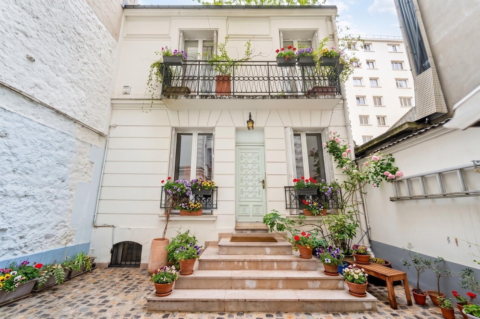 luxury house 5 Rooms for sale on PARIS (75017)