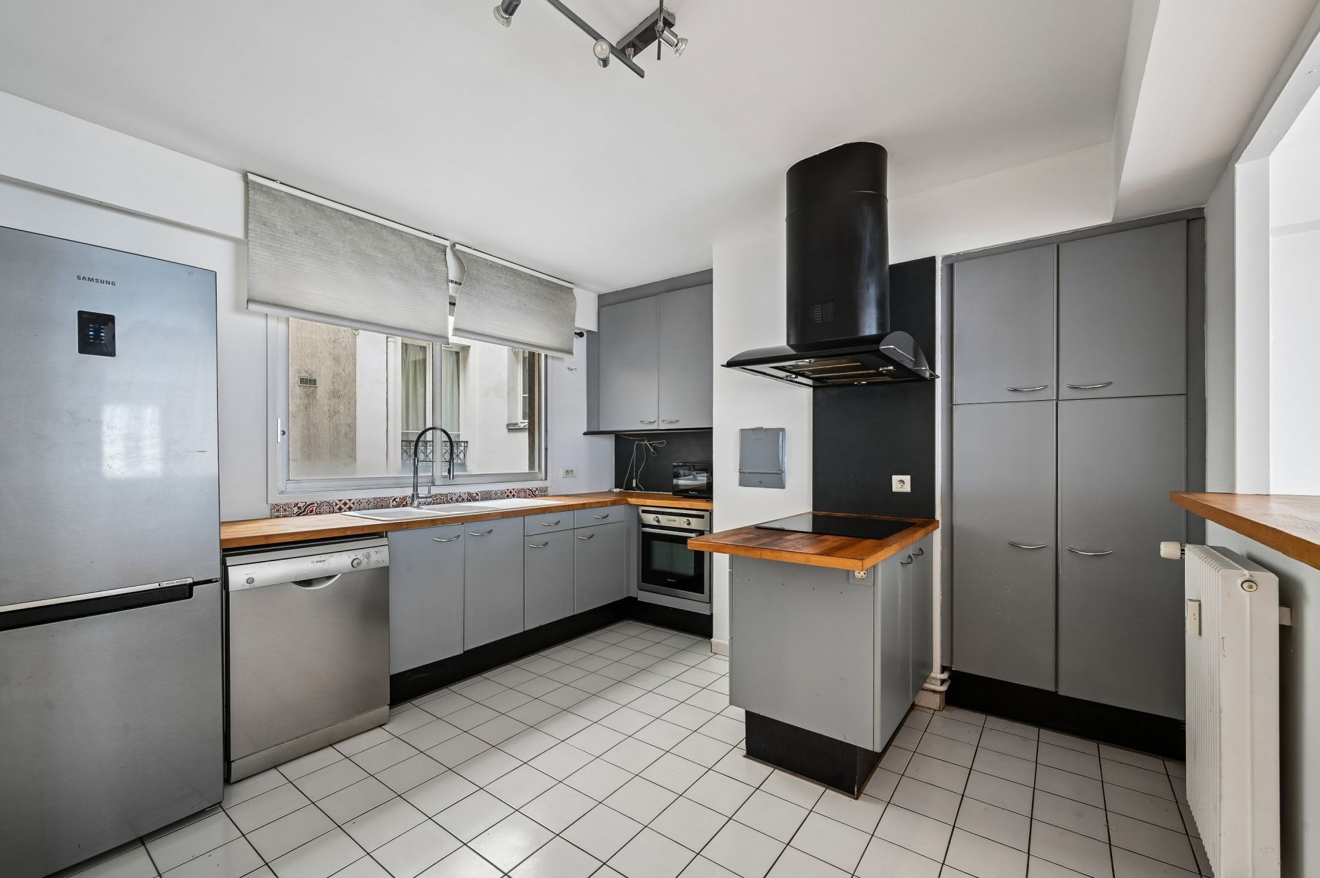 luxury apartment 4 Rooms for sale on PARIS (75116)
