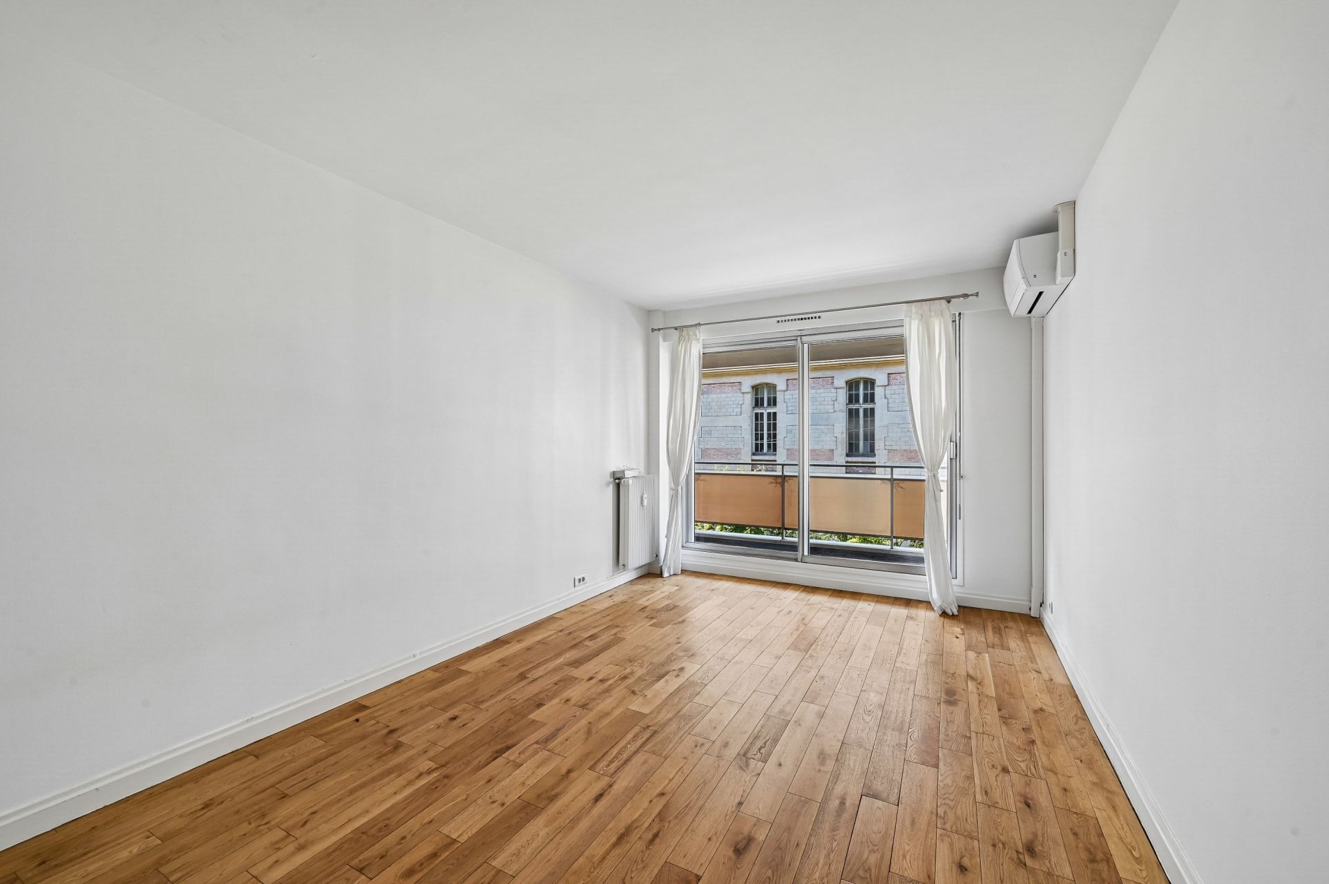 luxury apartment 4 Rooms for sale on PARIS (75116)