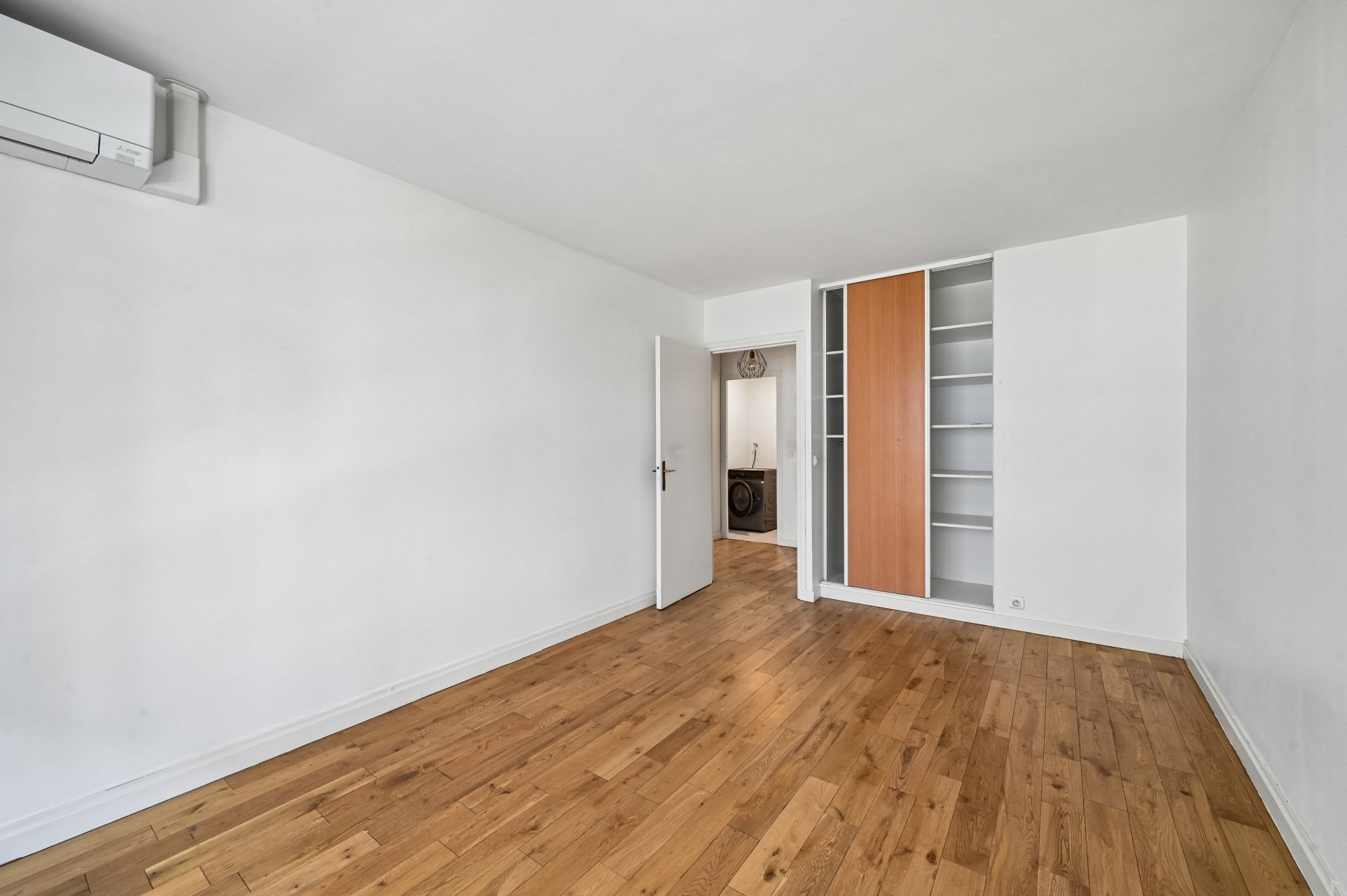 luxury apartment 4 Rooms for sale on PARIS (75116)