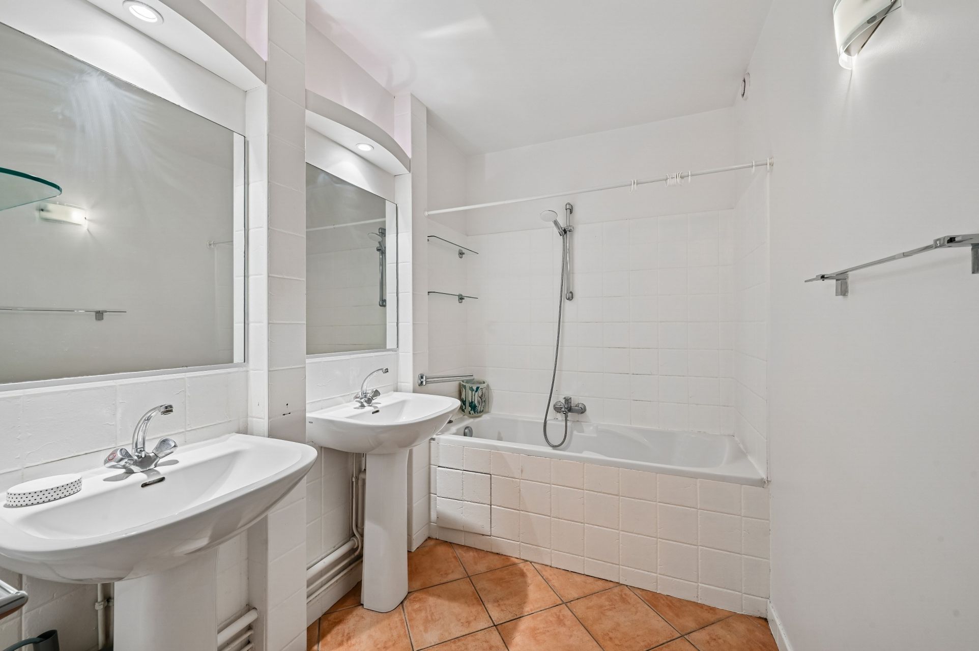 luxury apartment 4 Rooms for sale on PARIS (75116)