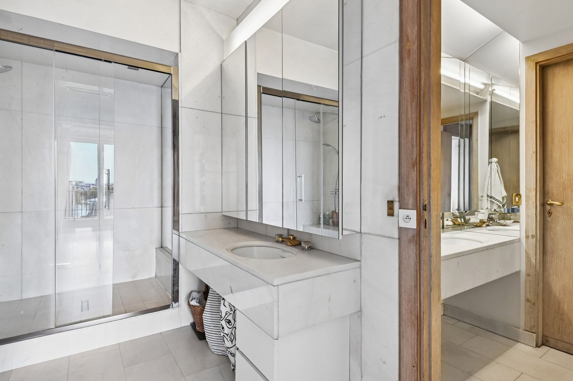 luxury apartment 5 Rooms for sale on PARIS (75016)