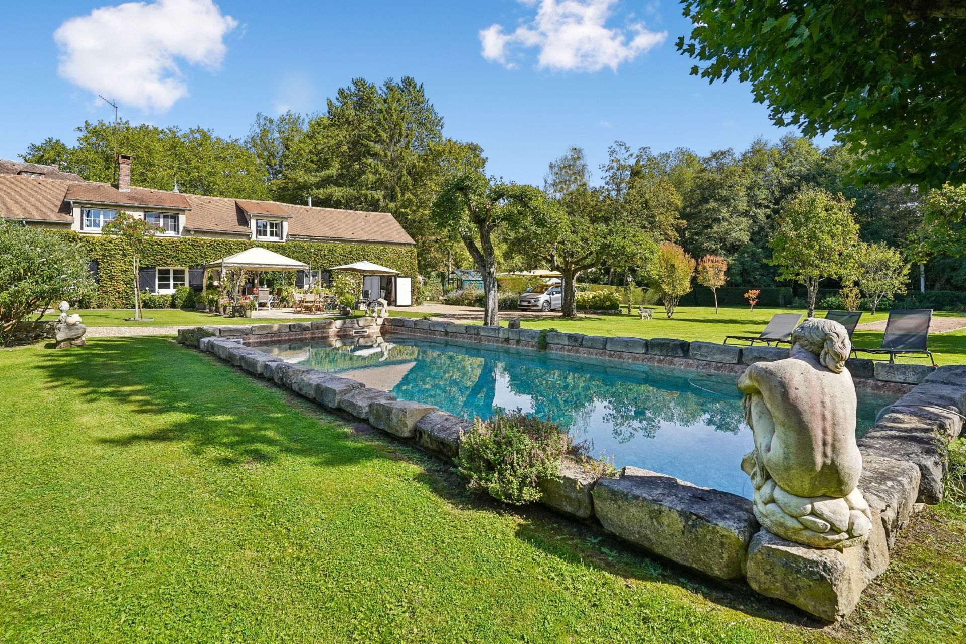 luxury house 7 Rooms for sale on POIGNY LA FORET (78125)