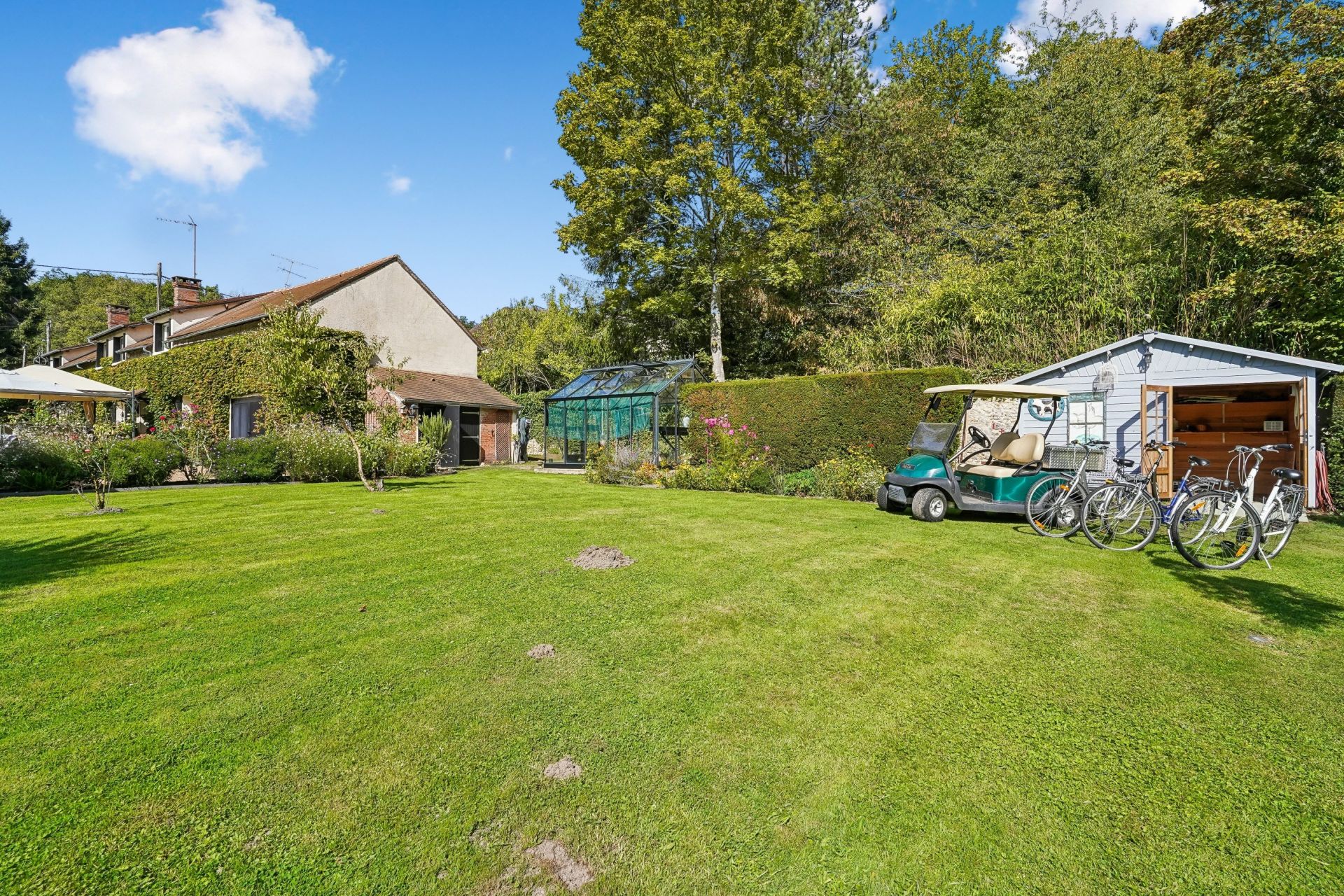 luxury house 7 Rooms for sale on POIGNY LA FORET (78125)