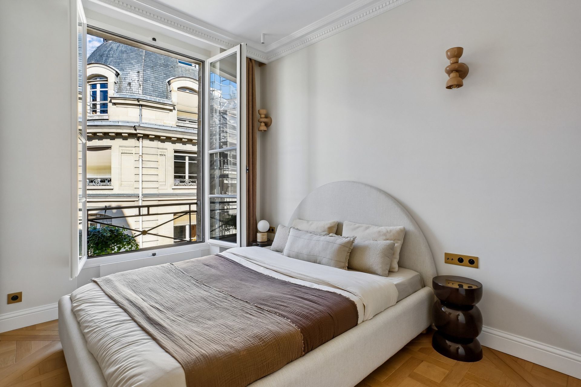 luxury apartment 6 Rooms for sale on PARIS (75001)