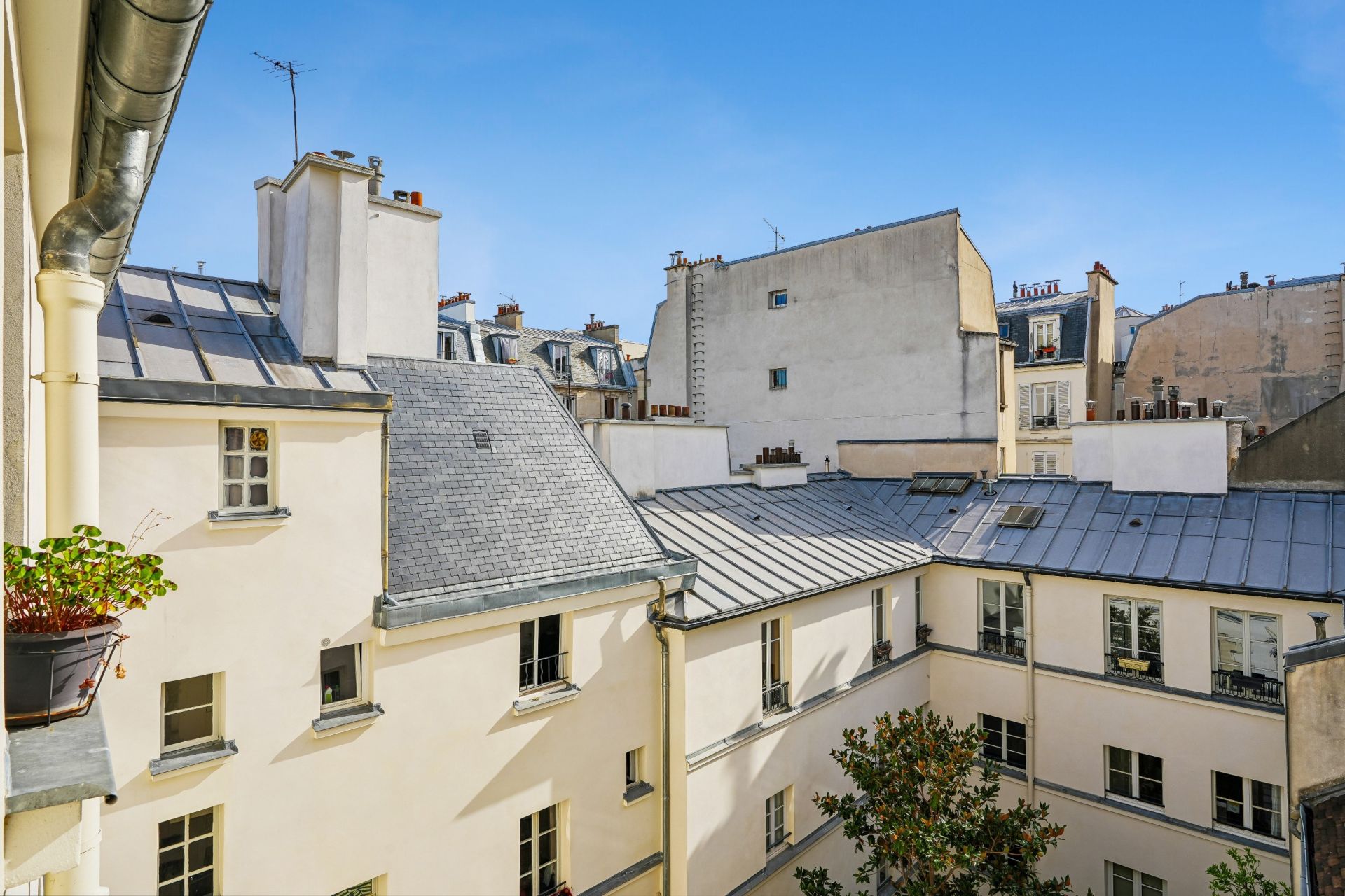luxury apartment 4 Rooms for sale on PARIS (75004)