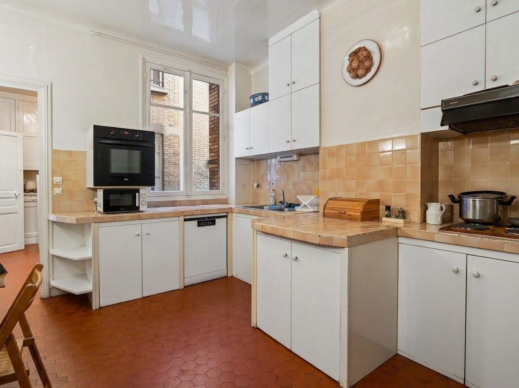luxury apartment 8 Rooms for sale on PARIS (75116)