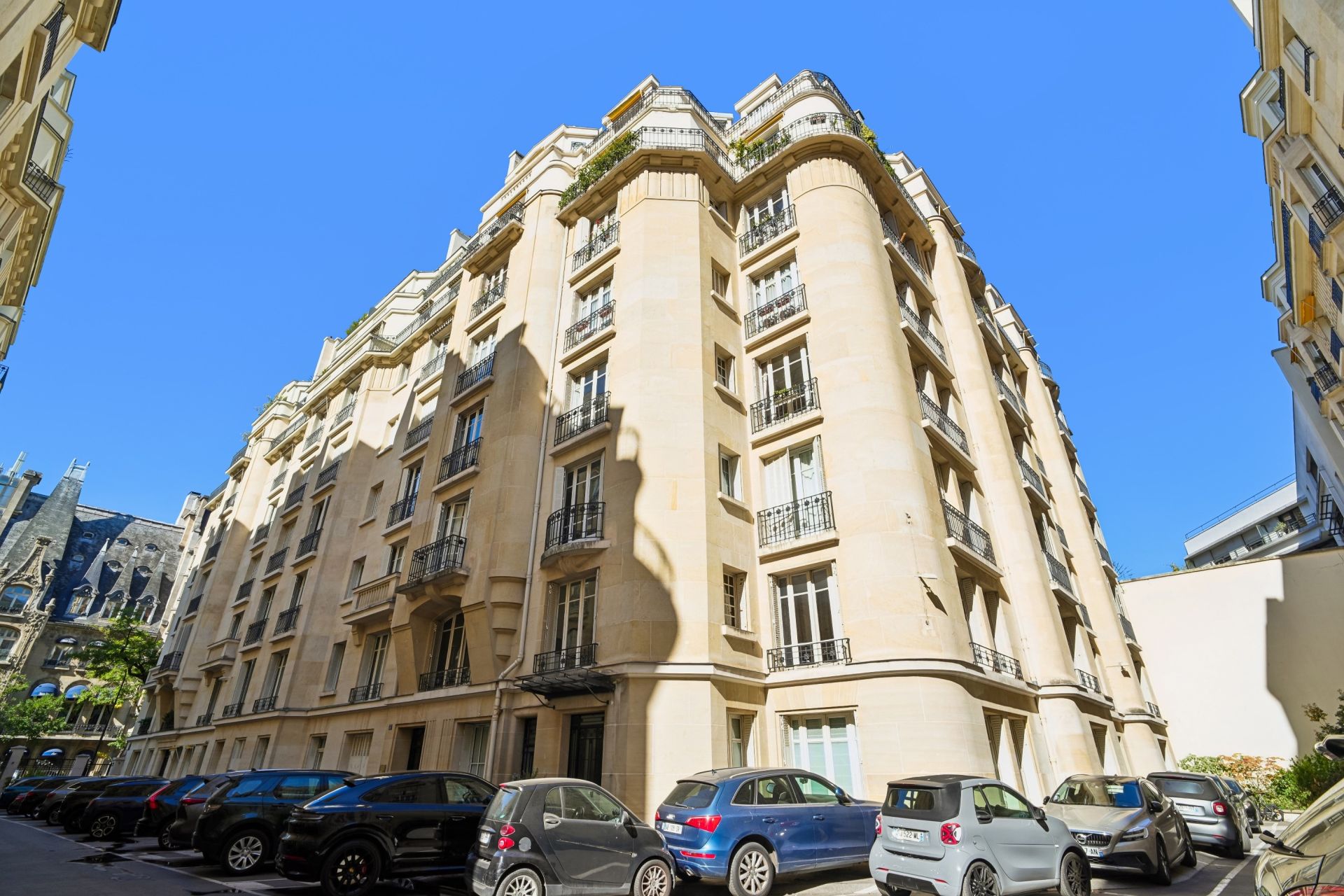 luxury apartment 8 Rooms for sale on PARIS (75116)