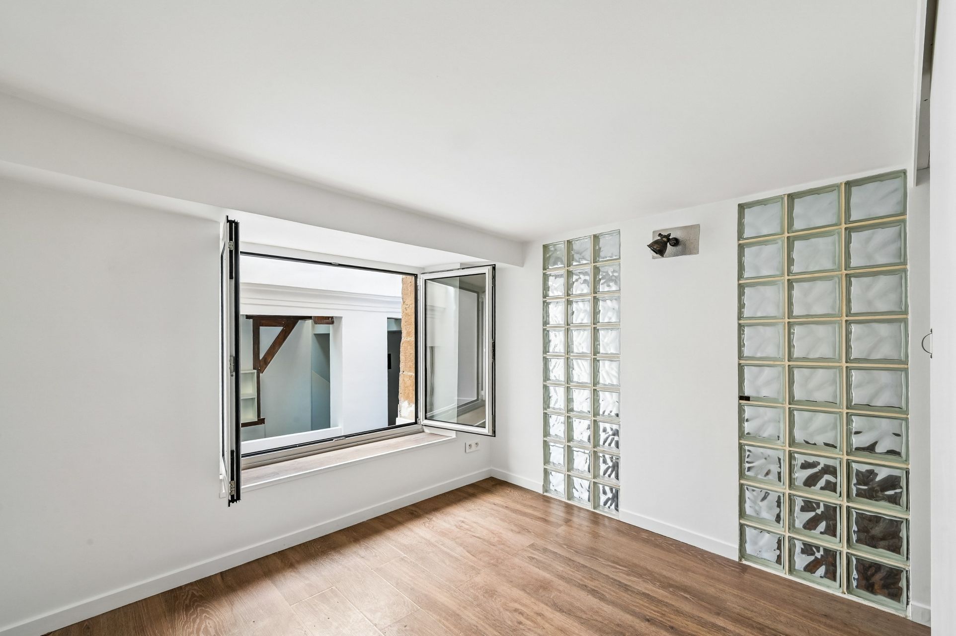 luxury apartment 4 Rooms for sale on PARIS (75001)
