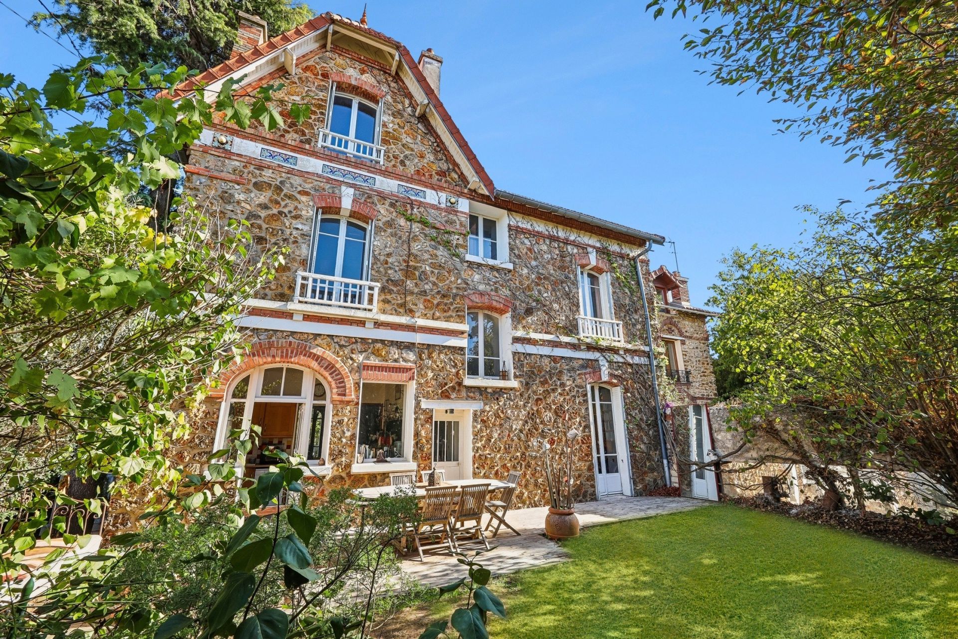 luxury house 9 Rooms for sale on CLAMART (92140)