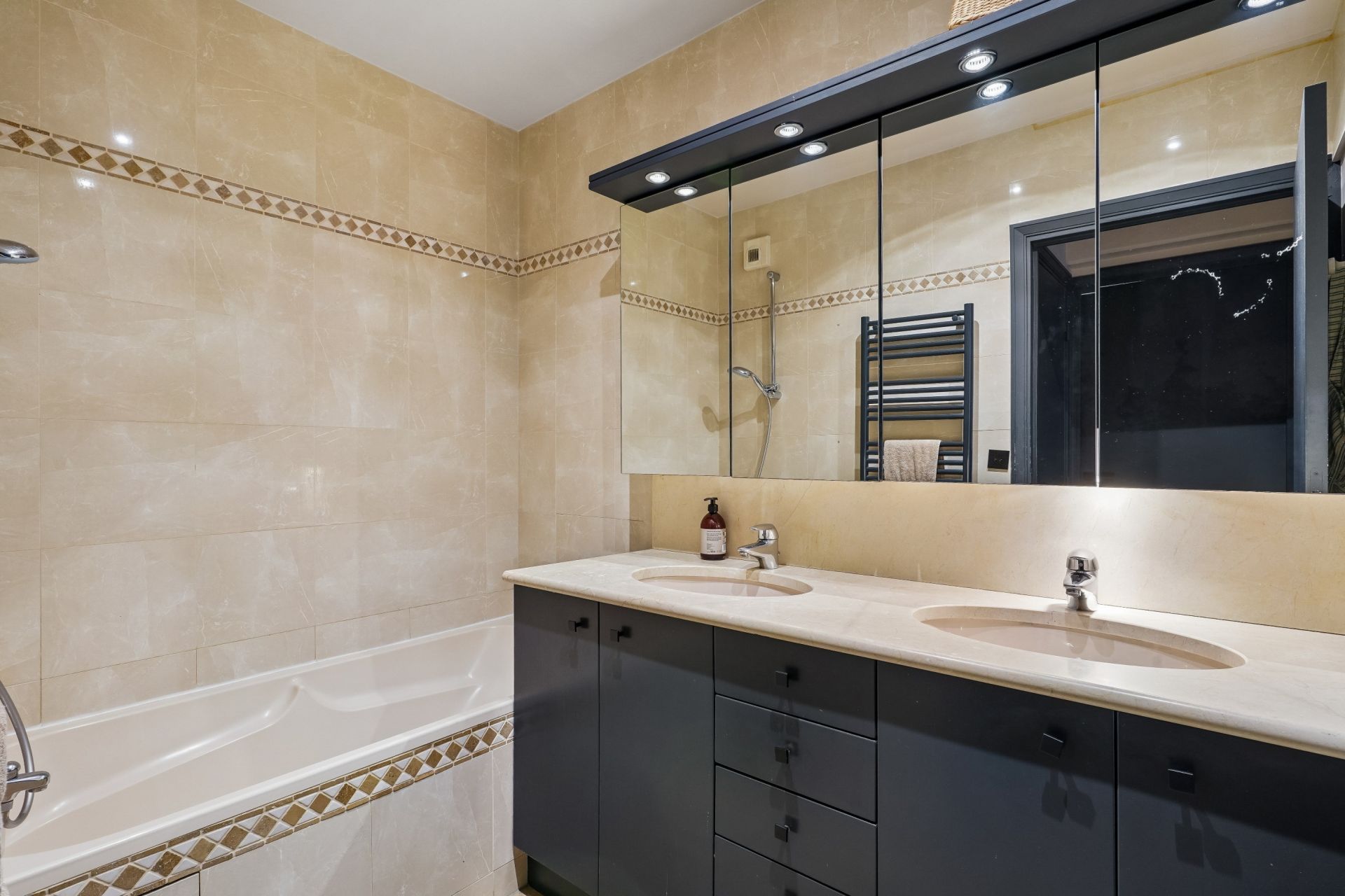 luxury apartment 5 Rooms for sale on NEUILLY SUR SEINE (92200)