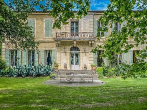 DÉCOUVREZ LE BIEN LE PLUS EXCEPTIONNEL À VENDRE DANS LE LUBERON