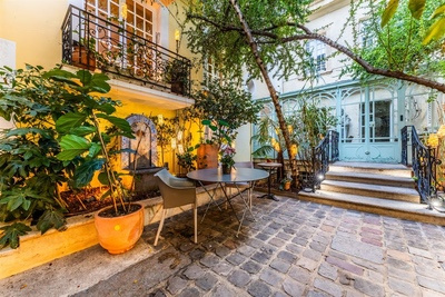 Incroyable demeure avec piscine à vendre à deux pas de la Place des Vosges : le summum de l'immobilier de luxe à Paris