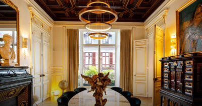 Discover this sumptuous luxury Parisian apartment, ideally located in the 7th arrondissement.