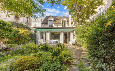 A secret country house in the heart of Paris: Rare opportunity in villa des Ternes