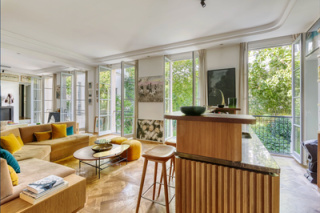 Une île en ville près du jardin du Luxembourg, un duplex d’exception au cœur d’un hôtel particulier parisien