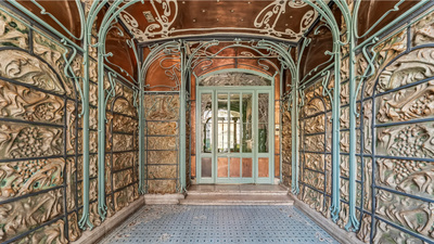 Dans le XVIe arrondissement de Paris, un appartement d’exception au Castel Béranger signé Hector Guimard